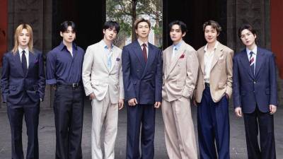 Miles de seguidores mexicanos se congregaron este miércoles frente al Palacio Nacional, en el Centro Histórico de Ciudad de México, para recibir a la agrupación surcoreana BTS junto a la presidenta Claudia Sheinbaum, en un acto público organizado por el Gobierno mexicano.