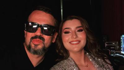 El proceso legal entre Alicia Villarreal y su expareja Cruz Martínez sumó un nuevo giro tras la reprogramación de una audiencia clave, decisión que ha generado inconformidad en el equipo jurídico de la cantante. La audiencia, que formaba parte de la investigación por una denuncia de presunta violencia, fue aplazada hasta el mes de mayo, lo que encendió alertas en la defensa al considerar que podría tratarse de un retraso injustificado en el proceso.