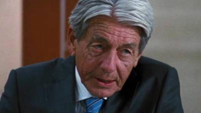 El actor británico John Nolan, reconocido por su amplia trayectoria en teatro, cine y televisión, falleció el 11 de abril de 2026 a los 87 años, según informaron medios como Stratford-Upon-Avon Herald, The Hollywood Reporter y Variety.