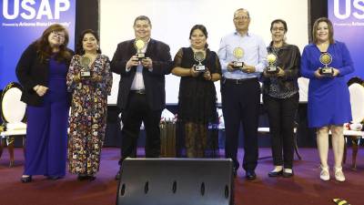 <b>Honor al mérito: </b>Los homenajeados posaron muy contentos con su galardón que reconoce su talento y arduo trabajo en los medios de comunicación.