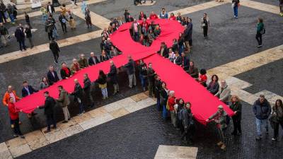 Imagen de archivo de un lazo memorial del Sida desplegado en Barcelona.