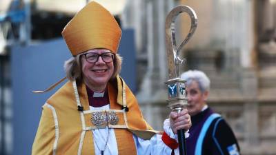 Sarah Mullally hizo historia al convertirse en la primera mujer en asumir el cargo de primada dentro de la Iglesia anglicana. Este miércoles fue entronizada en la Catedral de Canterbury, considerada el centro espiritual del cristianismo en Inglaterra.