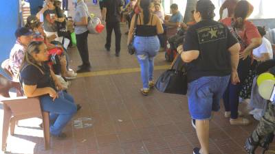 Familiares de pacientes hospitalizados caminan por uno de los pasillos del Mario Rivas.