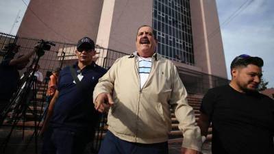 Carlos Zelaya saliendo de dar de su declaraciones en el Ministerio Público.