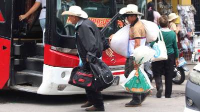 Con el inicio de la Semana Santa, miles de personas en la capital de Honduaras comenzaron a movilizarse con maletas en mano hacia sus lugares de origen o distintos destinos turísticos dentro del país.