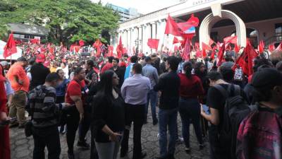 Decenas de militantes de Libre llegaron esta tarde a Casa Presidencial.