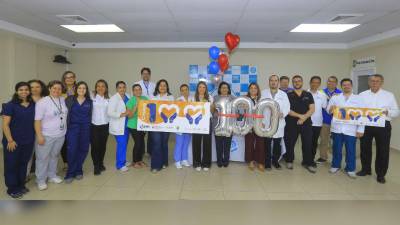Médicos y autoridades del IHSS, junto con representantes de fundaciones sin ánimo de lucro, celebraron la realización de la cirugía número 100 de la institución.