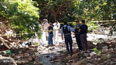 Medicina Forense y agentes de la policía en el sitio donde fue encontrado el cuerpo sin vida.