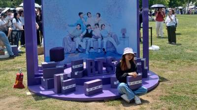 El regreso a los escenarios del fenómeno del K-pop BTS será un espectáculo gratuito para unos 15.000 espectadores, con la previsión de que en los alrededores se congreguen varios miles de fans, afirmó este miércoles la agencia local de noticias Yonhap. Tras cuatro años de espera, el popular grupo combinará sus canciones con música tradicional en el entorno del lugar más emblemático de Seúl.