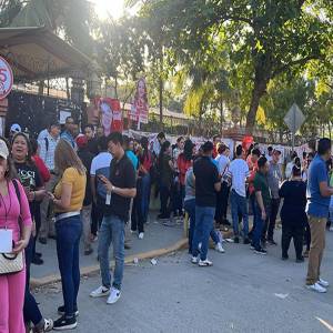 Votantes esperan que abran los portones en la escuela Primero de Febrero 