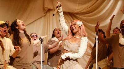 Karol G triunfa en una noche de homenajes en los Latin American Music Awards