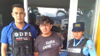 Fotografía muestra el momento en que fue presentado Yoni Cartagena, hondureño acusado de violar a su hijastra en Santa Rosa de Copán (Honduras).