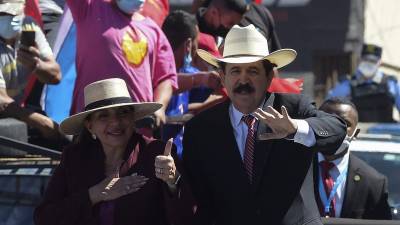 Imagen muestra al expresidente de la República, Manuel Zelaya Rosales, junto a la actual mandataria Xiomara Castro de Zelaya, el 27 de enero de 2022 durante la toma de posesión presidencial.