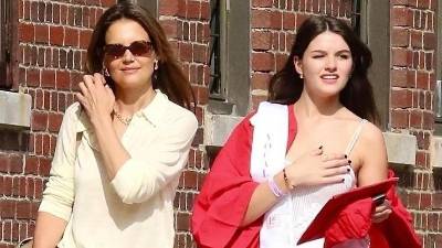 Imagen de redes sociales donde se ve a Katie Holmes y su hija Suri el día de la graduación.