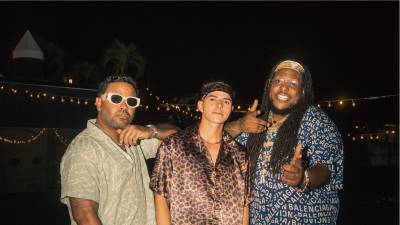 Fotografía cedida por ONErpm (ONE Revolution People's Music) que muestra a los integrantes del dúo Zion &amp; Lennox mientras posan con el músico Maeso.