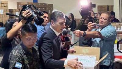 El doctor Carlos Aguilar, coordinador del Consejo Nacional de Defensa y Seguridad (CNDS), en la entrega de medicanamentos.