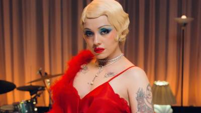 Norma Monserrat Bustamante Laferte, más conocida por su nombre artístico Mon Laferte, es una cantante y compositora chilenomexicana.​