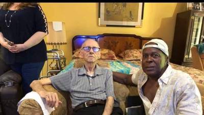 Robbie Arzú en una visita al expresidente del Real España, Miguel Canahuati.