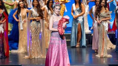 La noche en que Jaime VandenBerg entregó la corona de Miss Universe Canada tuvo un significado distinto. Vestida para despedir un capítulo que marcó su vida, la reina apareció acompañada por alguien que hizo de aquel momento algo todavía más especial: su pequeña hija Charlotte, nacida en mayo de 2026. En brazos de su madre, la bebé convirtió la tradicional despedida en una imagen de ternura, maternidad y nuevos comienzos.