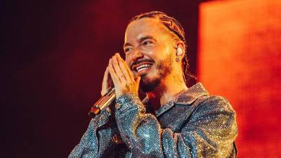 José Álvaro Osorio Balvín, conocido como J Balvin, es un cantante colombiano, nacido en Medellín. Es uno de los artistas latinos con mayores ventas, con más de 35 millones de discos vendidos en todo el mundo.