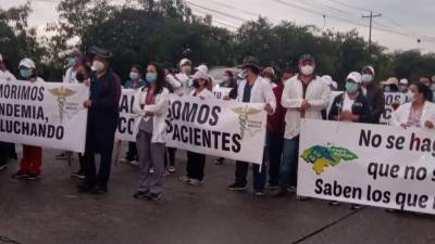 Médicos hondureños protestando con pancartas en el bulevar del sur de San Pedro Sula.