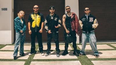 Fotografía promocional cedida por Netflix donde aparecen los artistas Nicki Nicole, Lex Borrero, Yandel, Rauw Alejandro y Tainy que serán los encargados de comandar la serie La Firma.