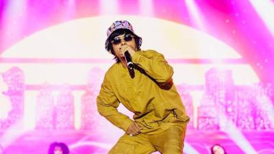 Orlando Javier Valle Vega nació en Guayama, Puerto Rico, el 19 de febrero de 1979 e inició su carrera en el reguetón junto a Maldy con el dúo Plan B en 1999.