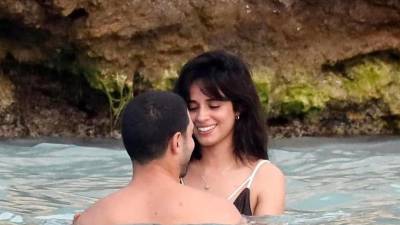 La pareja se dejó ver muy feliz en una playa de habla francesa en el Caribe.