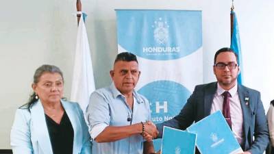 <b><span class=mln_uppercase_mln>Acuerdo.</span></b> Alcalde de Santa Rosa, Aníbal Erazo, y el director del INM, Allan Alvarado, en la firma.