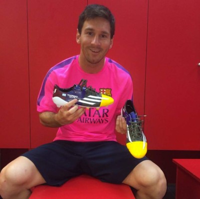Lionel Messi presume sus nuevos botines para Champions
