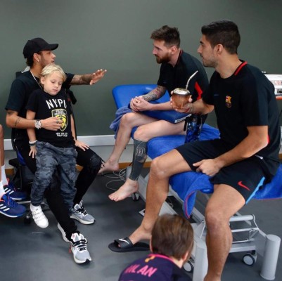 Neymar sorprende al visitar a ex compañeros del Barcelona