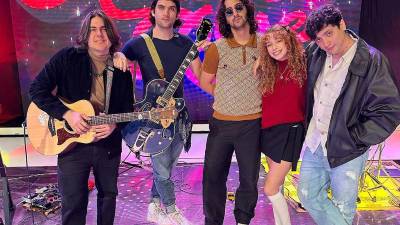 Atomic Rose es un grupo que canta principalmente en idioma inglés, con un género de Indie Rock Alternativo con Dream Pop.