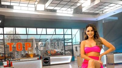 La artista, famosa por protagonizar telenovelas como “Sin senos no hay paraíso”, “El Señor de los Cielos” y “Café con aroma de mujer”, se está dejando ver como nunca antes en “Top Chef VIP”, un programa de la cadena hispana Telemundo.