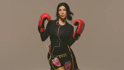 Aunque no sigue una dieta vegana, a menudo comparte cenas libres de carne y lácteos con Travis y sus hijos, manteniendo un balance entre sus estilos de vida.