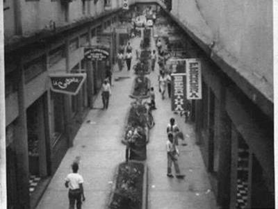 Una imagen del Pasaje Valle en Pasaje 1950, dos años después de su inauguración. Para ese entonces el lugar lucía efectivamente como un pasaje con varios negocios a los costados.