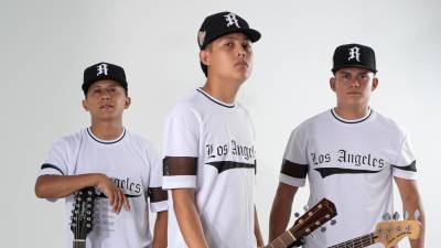 La historia de Los Tres de la H comenzó en el año 2022, cuando Edward (al centro) y Obed (izquierda), dos jóvenes músicos y compositores, se conocieron a través de las redes sociales. Posteriormente incorporaron a Mixar (derecha) como bajista, completando así el trío.