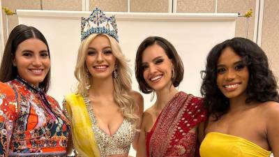 La actual Miss Mundo,, Karolina Bielawska originaria de Polonia posa hoy con algunas de las concursantes.