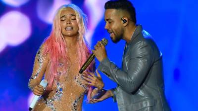 Romeo Santos fue el primero de los artistas invitados en subir al escenario, le siguieron Ryan Castro, Cris MJ, Becky G, Dei V y Young Miko.