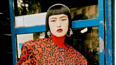 Los ojos esfumados tipo cat eye, con reminiscencias del pasado se combinan con bocas muy rojas y llamativas para lograr un look seductor y llamativo.