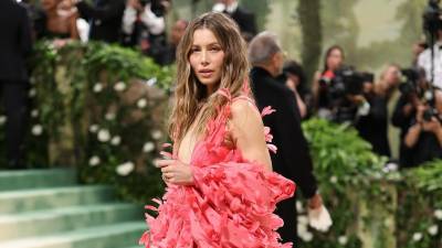 La actriz Jessica Biel a su paso por la gala MET 2024.