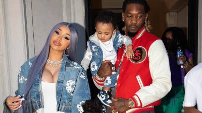 Cardi B junto a sus hijos y esposo Offset.