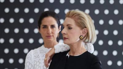 La diseñadora con su hija Carolina Adriana