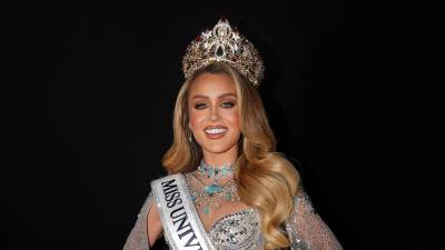 Mia Angelina Donadio Cancio, conocida en redes sociales como Mia Dio, fue coronada Miss Universe Cuba 2026 este jueves durante la gala final del certamen, celebrada en el Dennis C. Moss Cultural Arts Center, en Cutler Bay, al sur de Miami. Donadio, creadora de contenido, modelo y comediante, compitió con la banda de Isla de la Juventud y se impuso entre las 19 candidatas que llegaron a la final. El proceso de selección había comenzado en abril con más de un centenar de aspirantes.