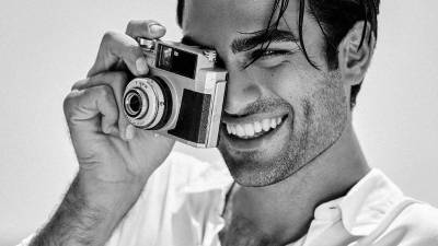 Matteo Bocelli también ha sido modelo de famosas marcas como GUESS.