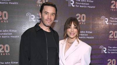 Los actores Caley Cuoco y Tom Pelphrey.