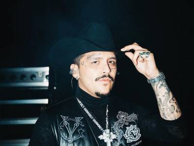 Las fotos compartidas en las redes sociales han generado diversas reacciones porque el cantante luce sin rastro de sus conocidos tatuajes en el rostro (imagen).