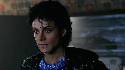 Para muchos, el parecido de Jaafar con Michael Jackson es sorprendente. Lo cierto es que, maquillaje mediante y meses y meses de ensayar gestos, movimientos del cuerpo y pases de baile, <b>Jaafar Jackson</b> se parece a su tío Michael.