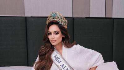 La modelo y reina de belleza antioqueña Vanessa Pulgarín sigue sumando reconocimientos en su trayectoria internacional y dejando en alto el nombre de Colombia. La paisa logró alzarse con la corona en la primera edición del importante certamen de belleza que reunió a destacadas reinas de diferentes países en Bangkok, Tailandia, el <i>Miss Grand International All Stars 2026</i>. Su desempeño, carisma y seguridad sobre el escenario le permitieron destacarse entre las participantes de distintos países y llevar el nombre del país a lo más alto.
