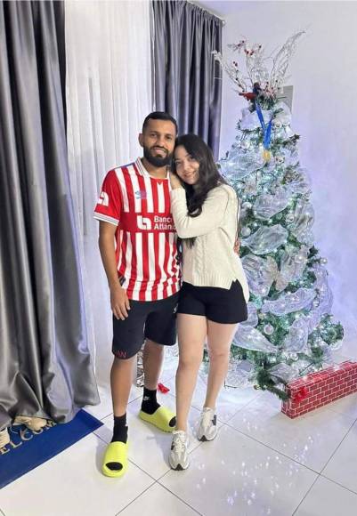 Jorge Álvarez, mediocampista del Olimpia, disfrutando con su futura esposa Madeline Ordoñez.