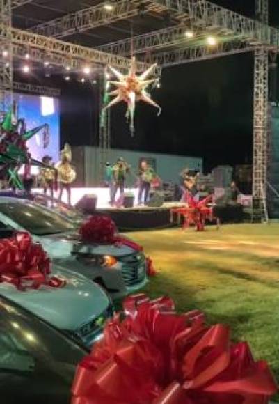 Autos de último modelo y otros regalos de lujo en la polémica fiesta navideña de los Chapitos